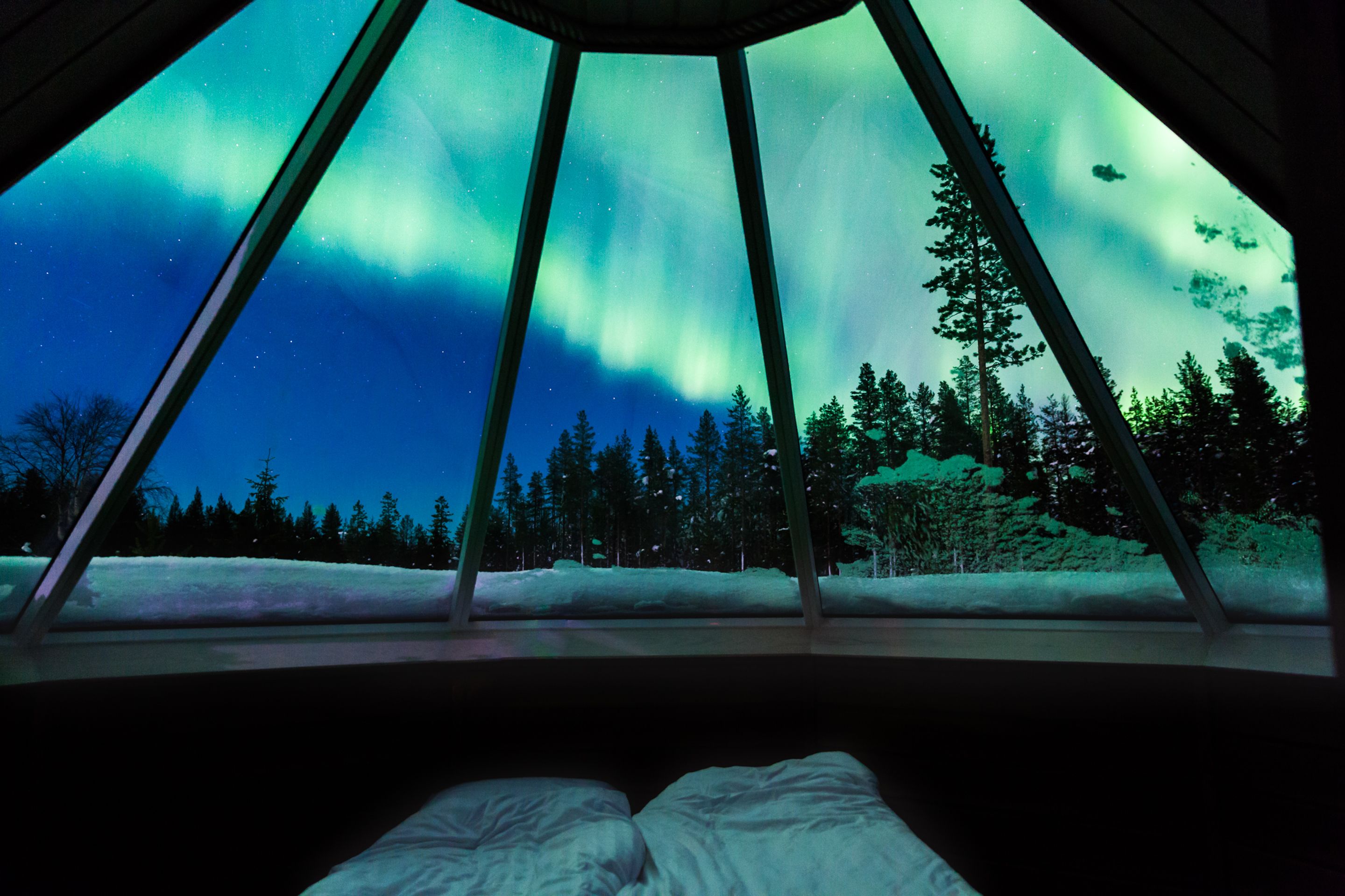 levi-northern-lights-huts_blick-von-innen_c-expedia-group.jpg